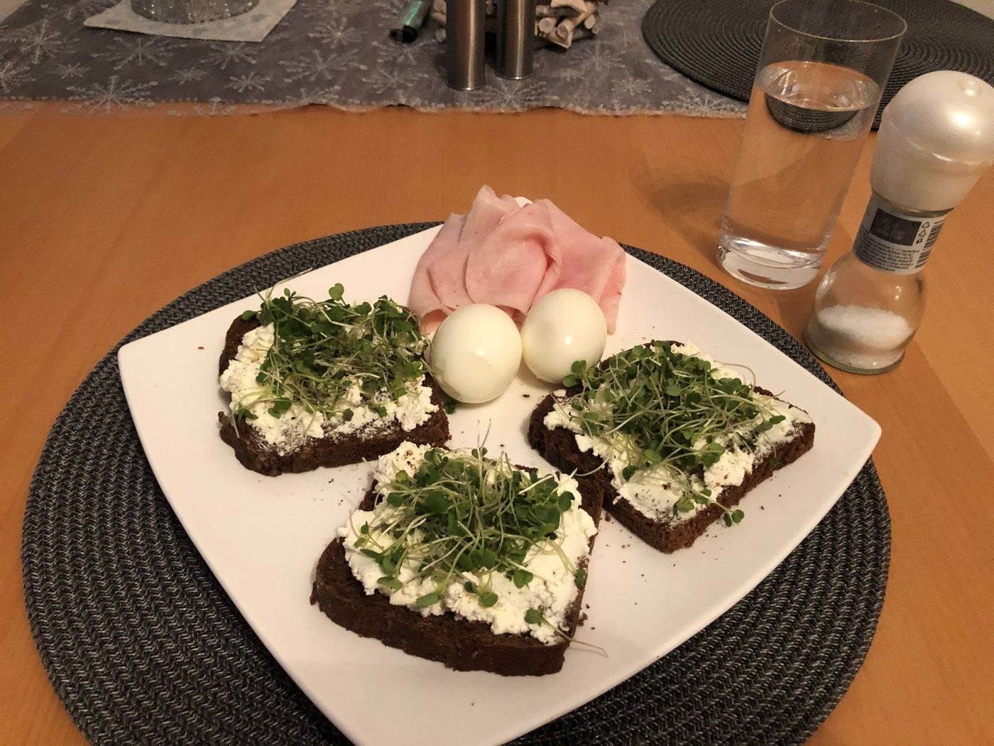 Microgreens použité na pečivu jako součást běžného jídla