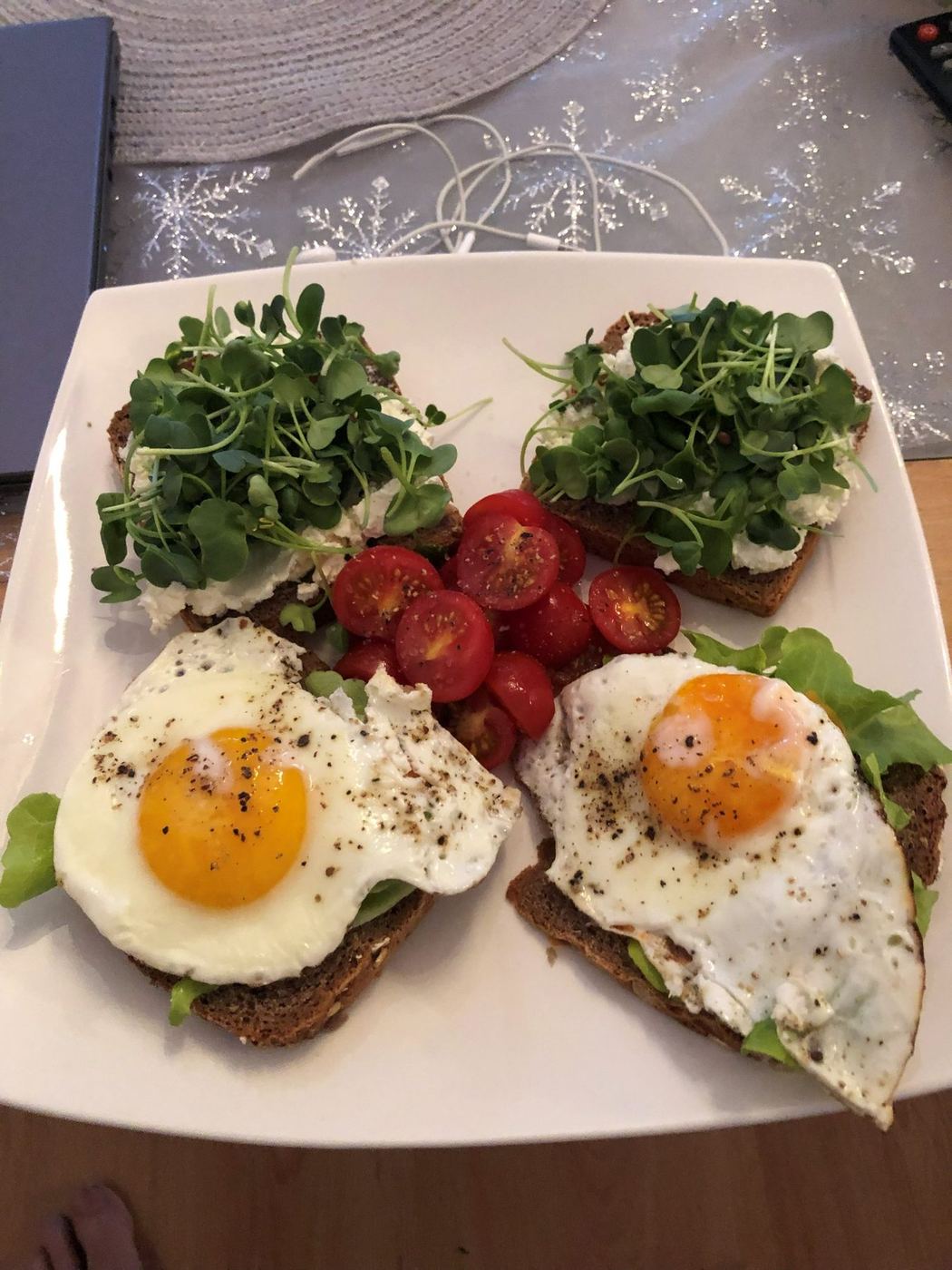 Microgreens podávané s pečivem, vejci a rajčaty